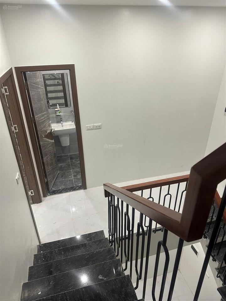 Cho thuê shophouse 5 tầng, thang máy tới tầng 5, mới tinh chưa qua sử dụng, mặt đường lớn, đông dân