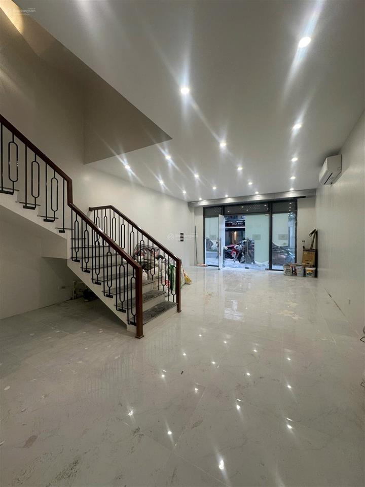 Cho thuê shophouse 5 tầng, thang máy tới tầng 5, mới tinh chưa qua sử dụng, mặt đường lớn, đông dân