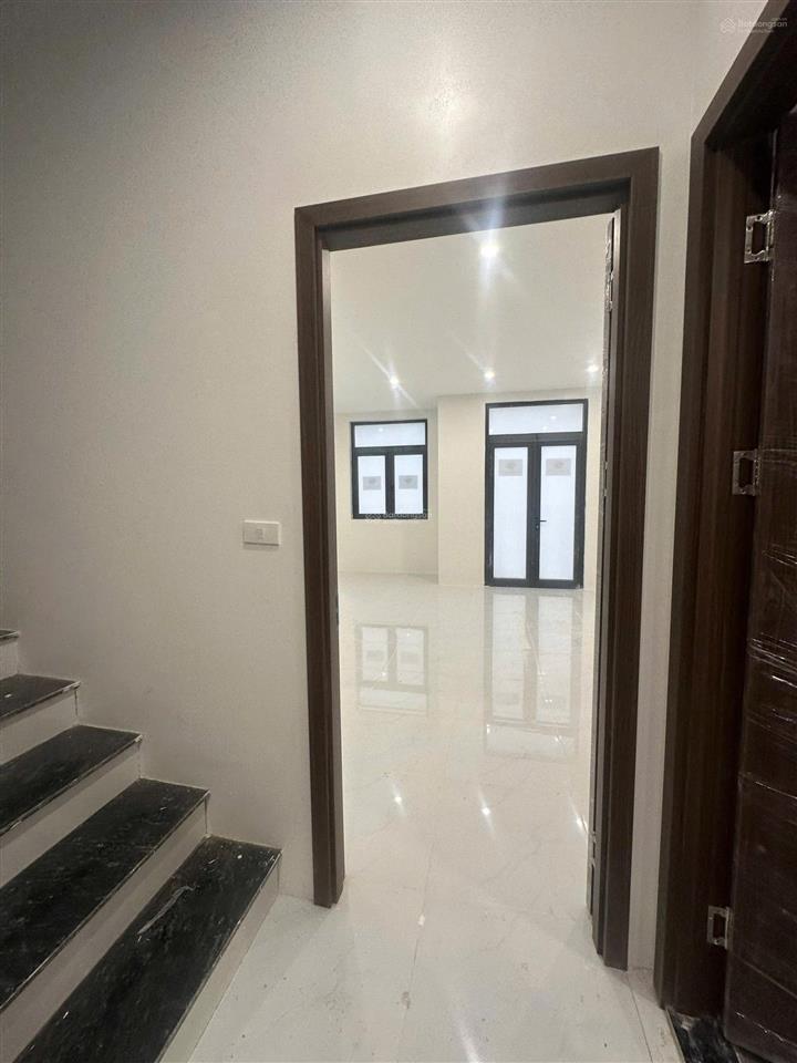 Cho thuê shophouse 5 tầng, thang máy tới tầng 5, mới tinh chưa qua sử dụng, mặt đường lớn, đông dân