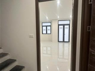 Cho thuê shophouse 5 tầng, thang máy tới tầng 5, mới tinh chưa qua sử dụng, mặt đường lớn, đông dân