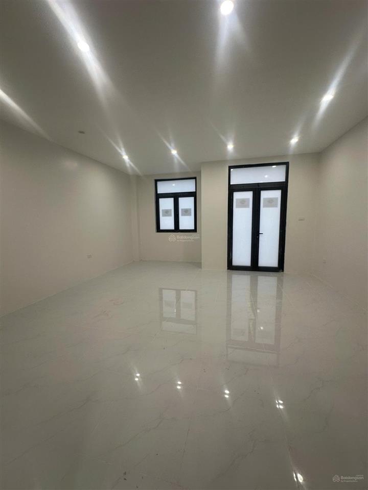 Cho thuê shophouse 5 tầng, thang máy tới tầng 5, mới tinh chưa qua sử dụng, mặt đường lớn, đông dân