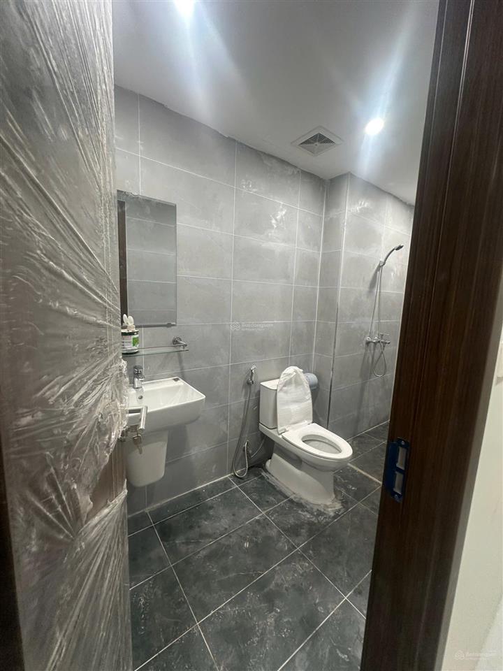 Cho thuê shophouse 5 tầng, thang máy tới tầng 5, mới tinh chưa qua sử dụng, mặt đường lớn, đông dân