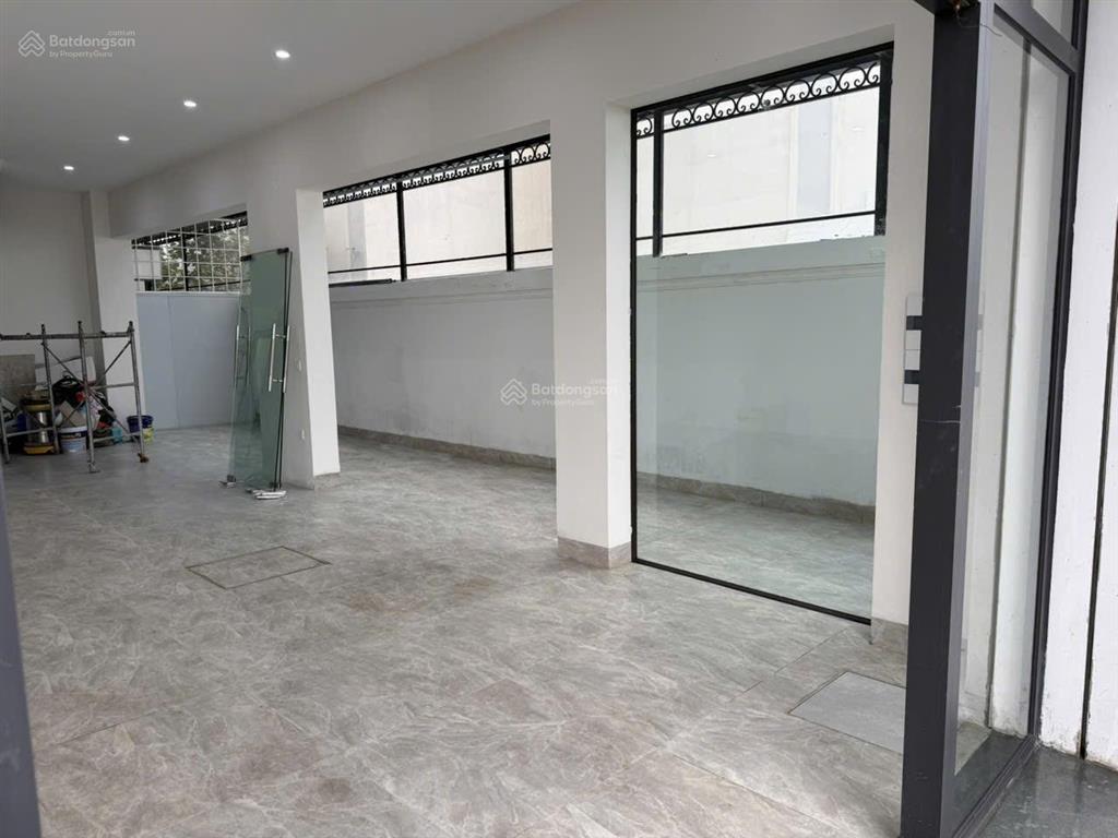 Giá 15 triệu /tháng biệt thự liền kề. làm văn phòng công ty, chỗ để xe rộng rãi, nhà hoàn thiện đẹp