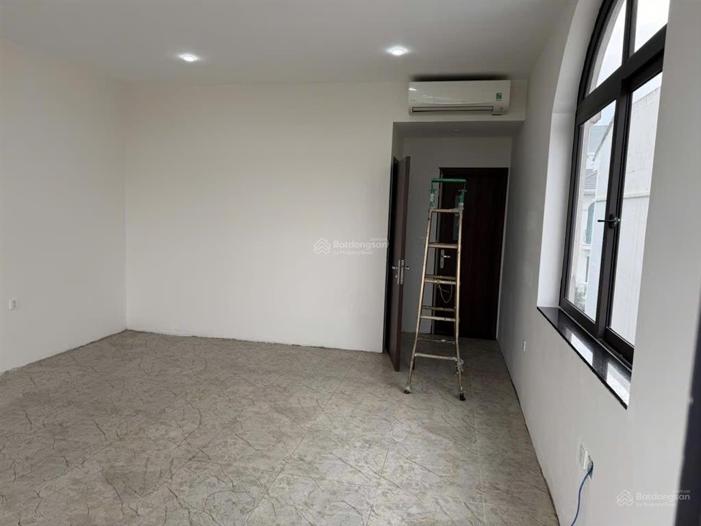 Giá 15 triệu /tháng biệt thự liền kề. làm văn phòng công ty, chỗ để xe rộng rãi, nhà hoàn thiện đẹp