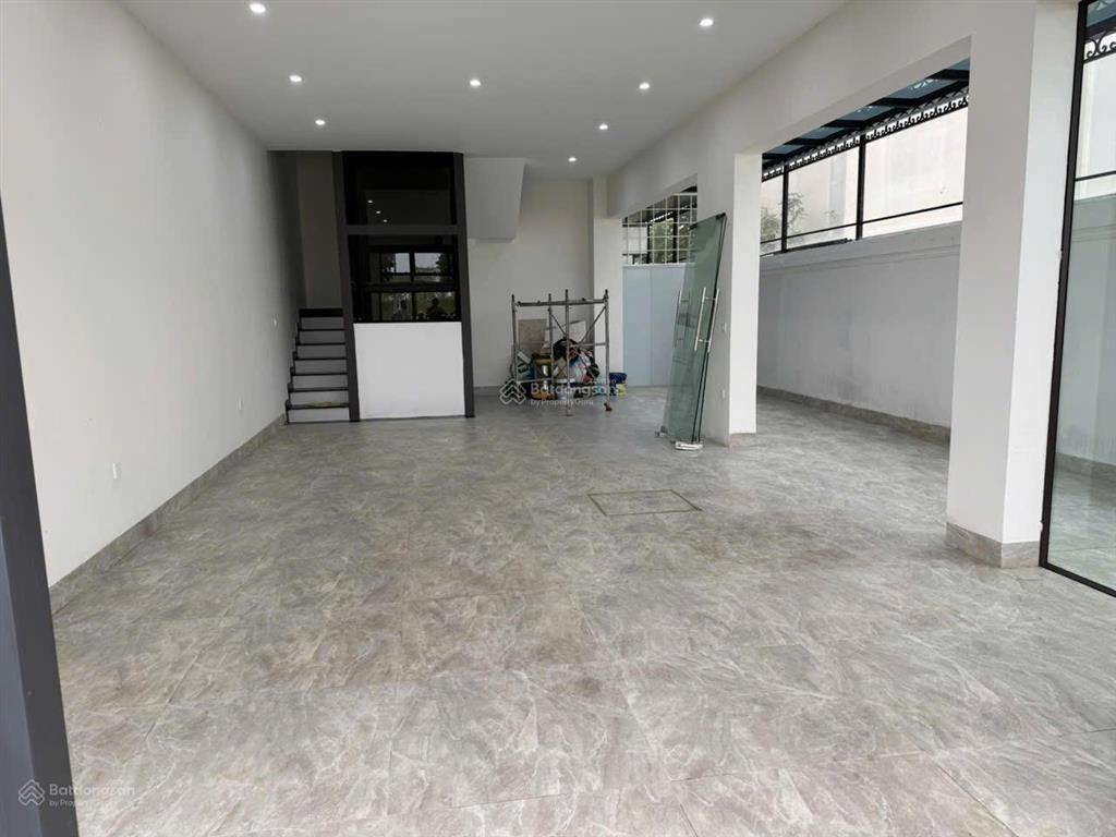 Giá 15 triệu /tháng biệt thự liền kề. làm văn phòng công ty, chỗ để xe rộng rãi, nhà hoàn thiện đẹp