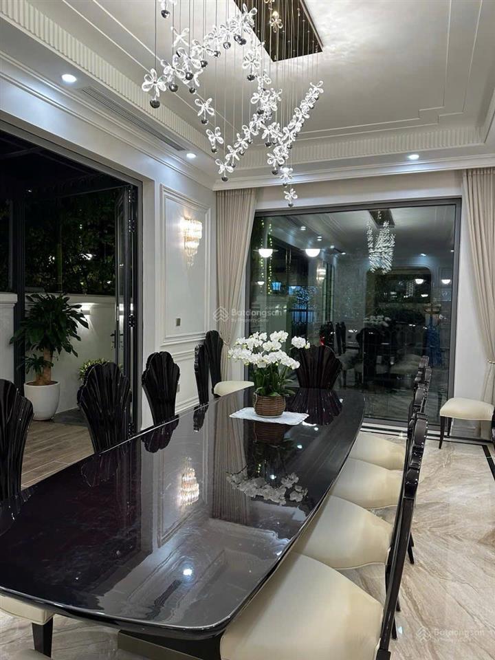 Cho thuê biệt thự để ở tại vinhomes gia lâm, nội thất đẹp, hướng mát, gần hồ. giá 25 triệu/tháng