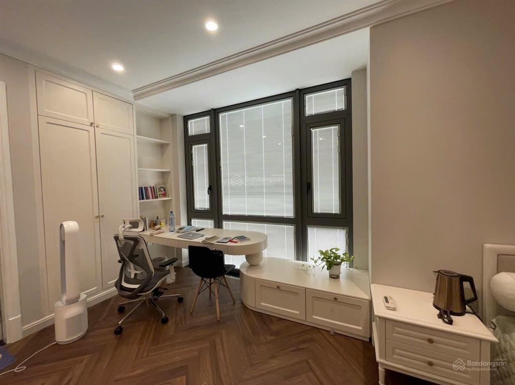 Cho thuê biệt thự để ở tại vinhomes gia lâm, nội thất đẹp, hướng mát, gần hồ. giá 25 triệu/tháng