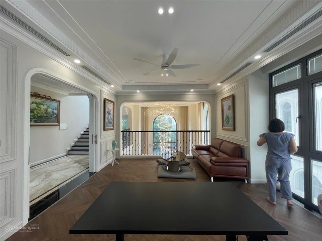 Cho thuê biệt thự để ở tại vinhomes gia lâm, nội thất đẹp, hướng mát, gần hồ. giá 25 triệu/tháng