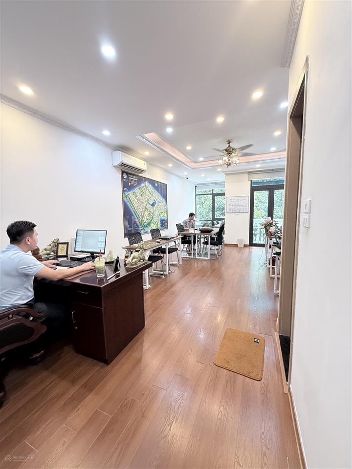 Giá tốt 18 triệu/tháng, kết hợp ở và kinh doanh  vị trí tốt  chỗ để xe rộng