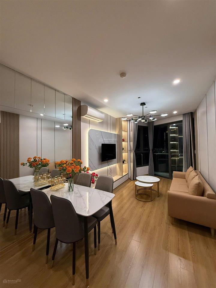 Bán căn 2 ngủ giá tốt mặt đường hoàng quốc việt