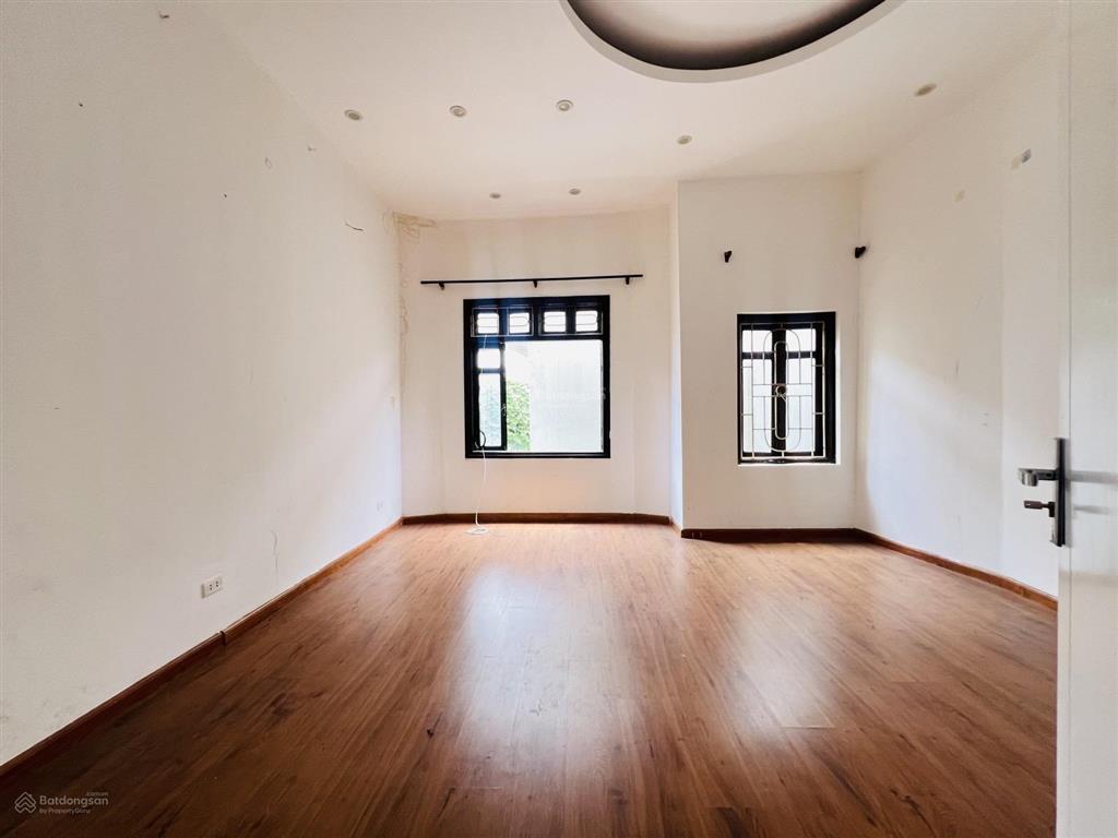 Trường chinh chính chủ. dt 55m2 x 5 tầng mt 4m. cách 20m ra phố lớn