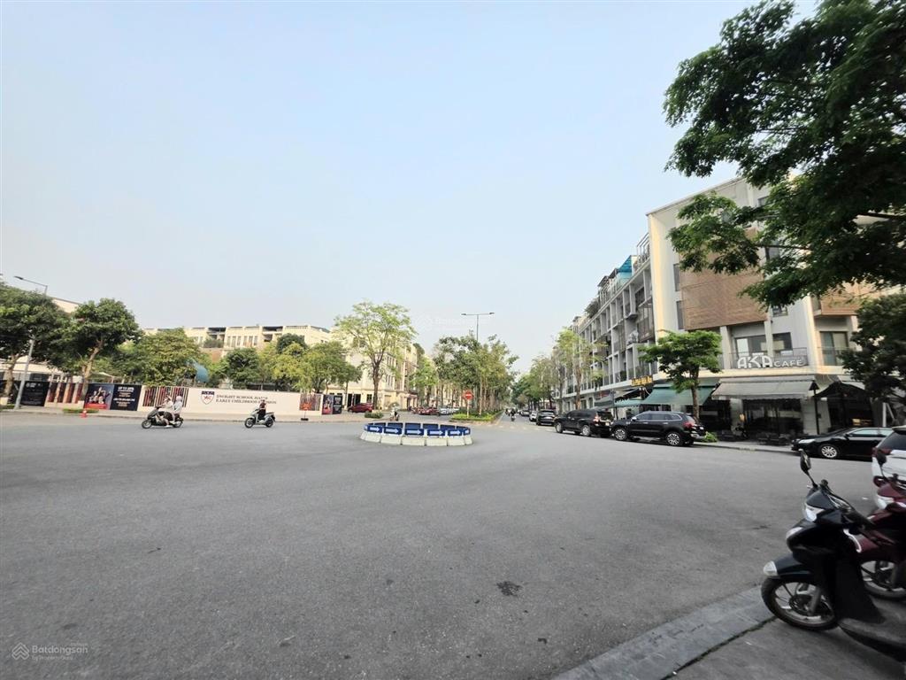 Siêu vipthe mannor,hai mặt tiền lô góc nguyễn xiển dt 225m  mt 15m x 5 tầng