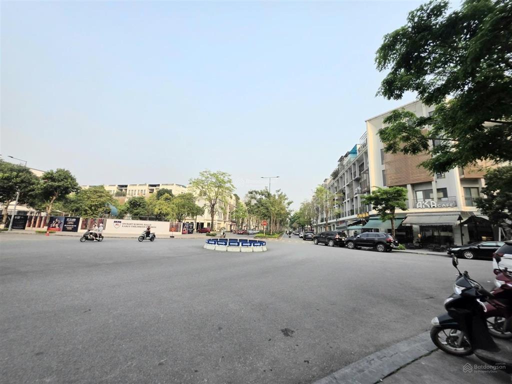 Siêu vipthe mannor,hai mặt tiền lô góc nguyễn xiển dt 225m  mt 15m x 5 tầng