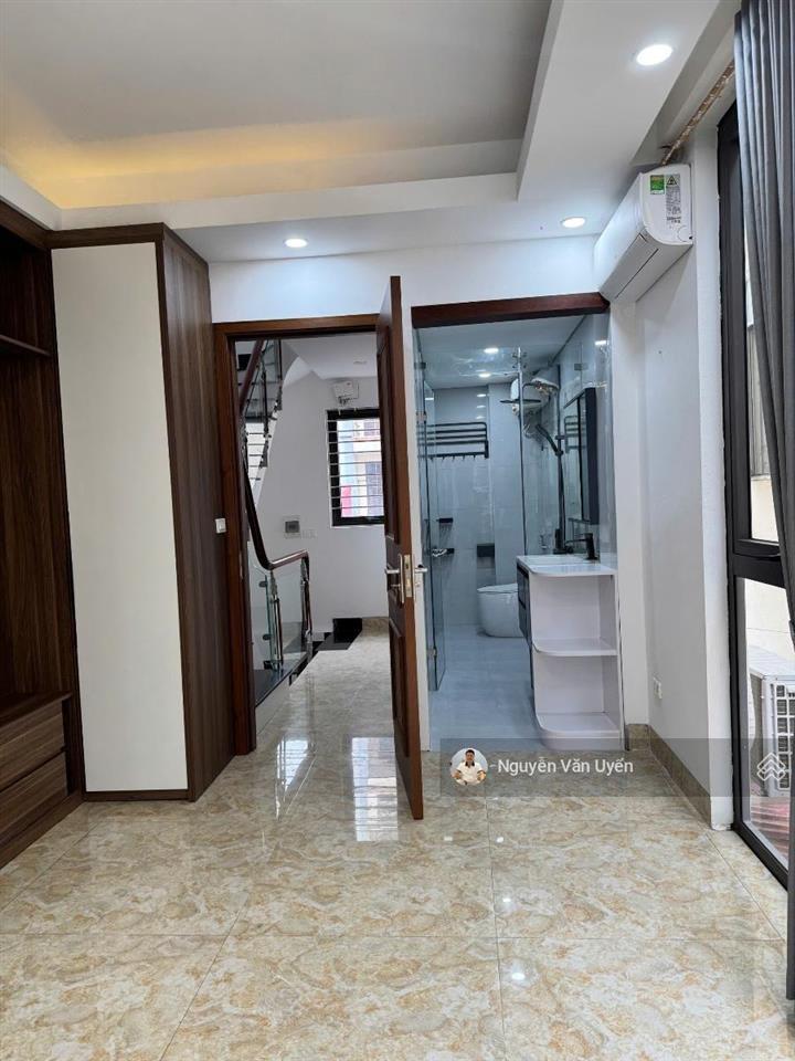Bán nhà  hoàng quốc việt  giáp bưởi  cầu giấy  39m2 5 tầng ô tô cách 60m mặt tiền rộng thoáng