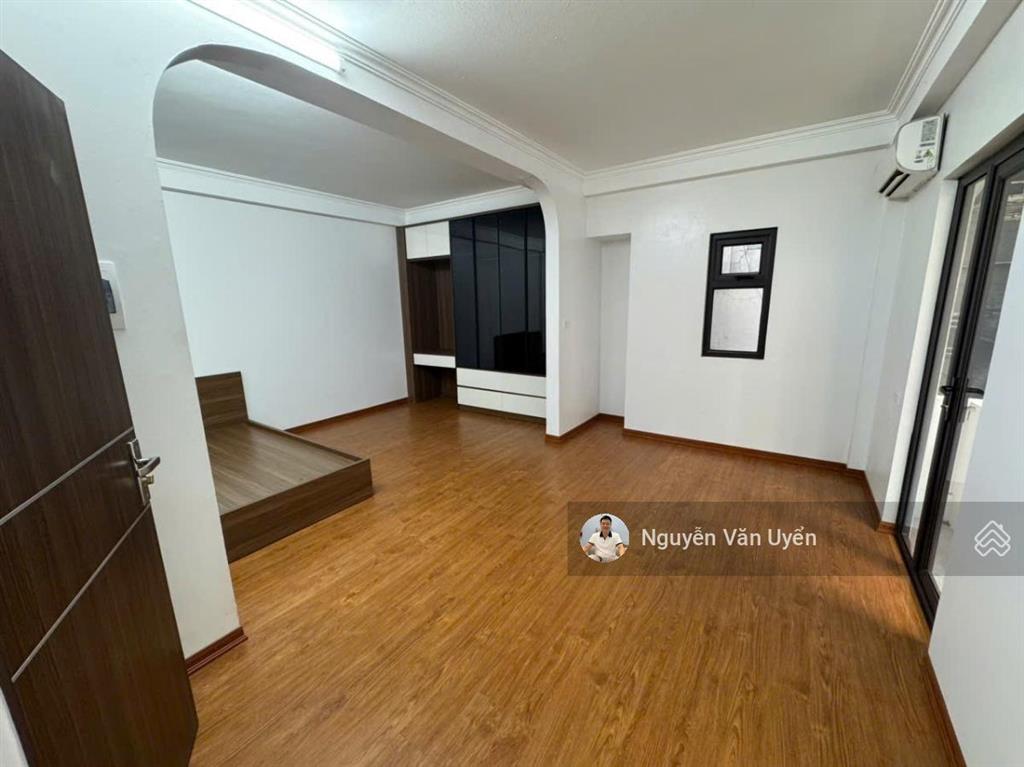 Bán nhà cầu giấy 39m2 x 5 tầng lô góc 3 thoáng ' ô tô đậu cửa ' mặt ngõ kinh doanh ' gần phố.