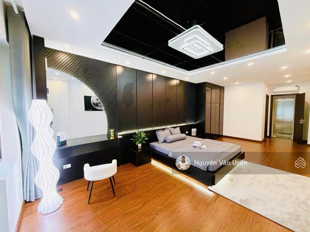 Mới! lô góc ngọc khánh. ngõ nông, 35m ô tô tránh, mặt tiền 4,2m, kinh doanh, thoáng, full nt, 42m2