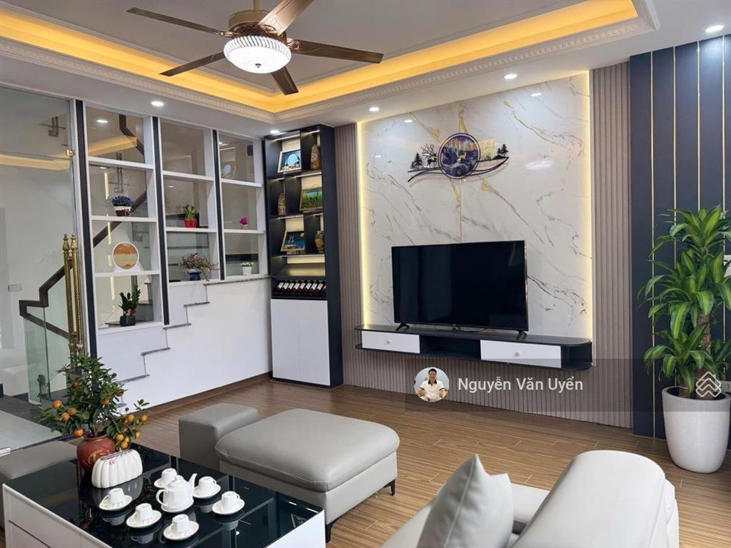 Bán nhà  hoàng quốc việttrung tâm cầu giấy nhà đẹp ở ngay ngõ nông  40m2 x 5 tầng, mặt tiền 4,6m