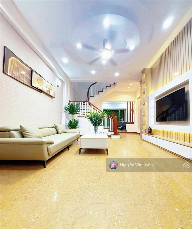 Lô góc cầu giấy, kinh doanh, ngõ thông, ô tô đỗ cửa, mặt tiền rộng, thoáng sáng, sổ cc, 42m2*5t