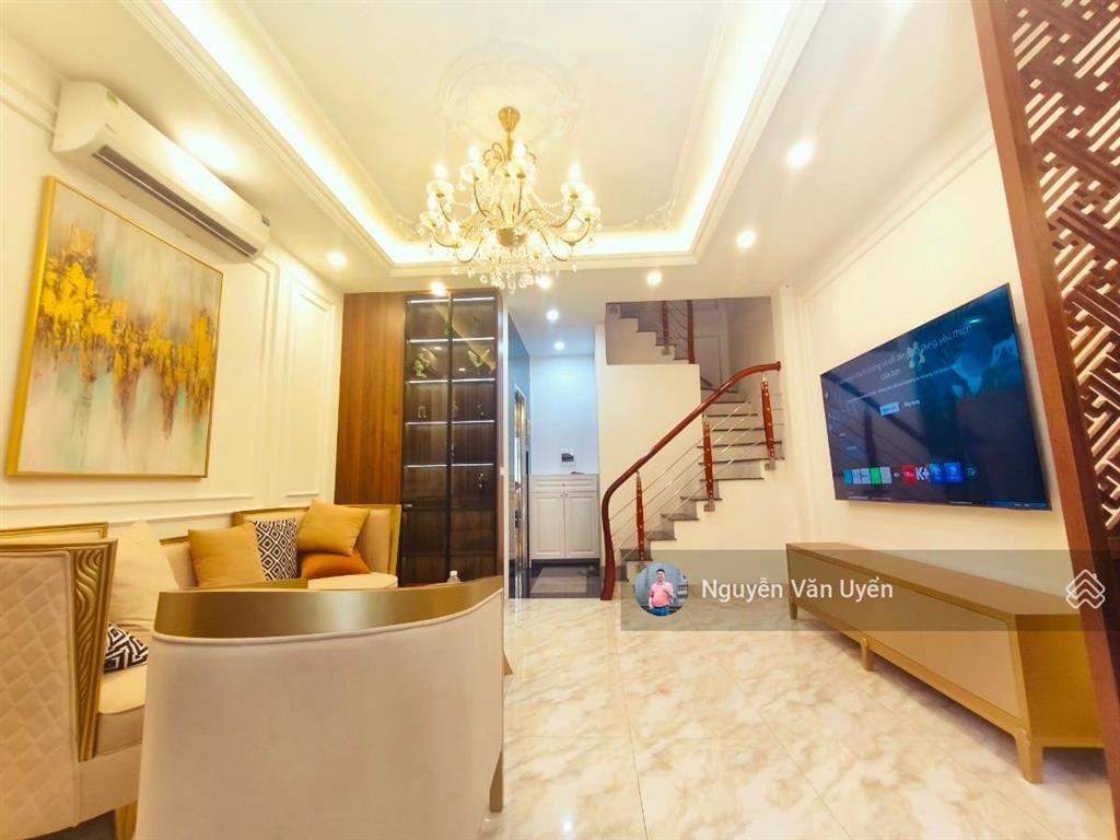 Nguyễn khánh toàn, thoáng trước sau, ngõ thông, vf3 cách nhà 40m, mặt tiền to, sổ vuông, 39m2*5t