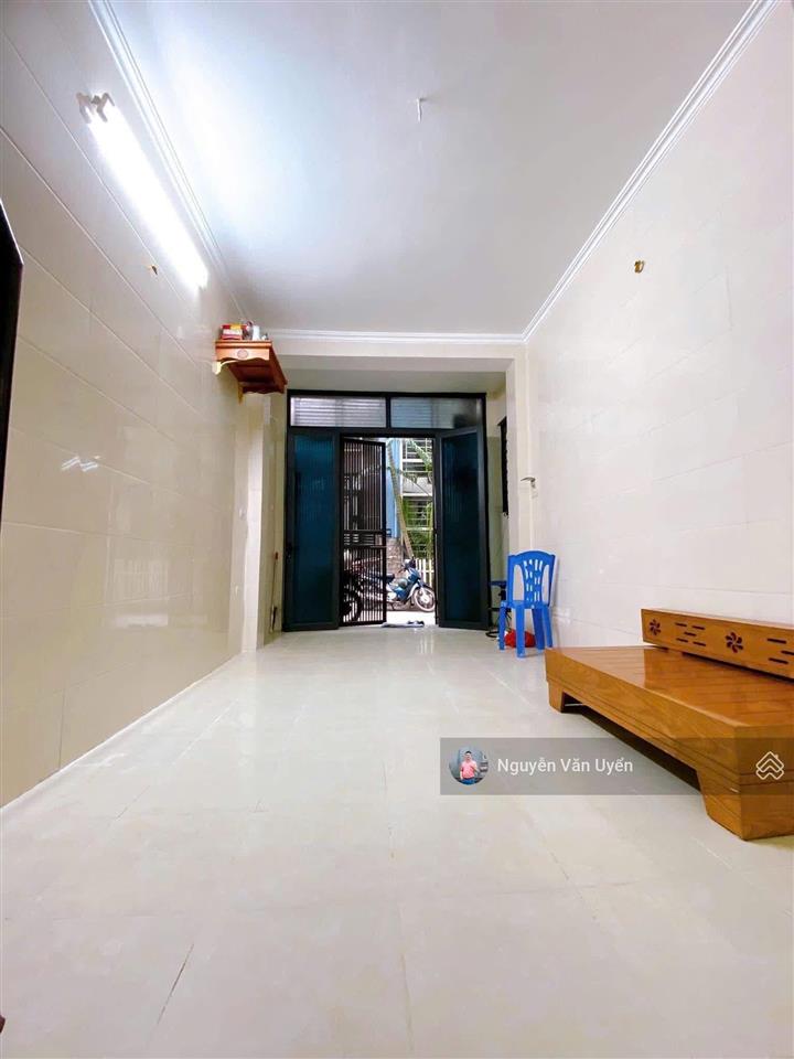 Lô góc cầu giấy, ngõ thông 3 gác tránh, 20m ra phố, gần hồ, dân xây, ko qh, dt ~30tr/th, 42m2*5t