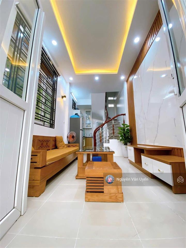 Lô góc cầu giấy, ngõ thông 3 gác tránh, 20m ra phố, gần hồ, dân xây, ko qh, dt ~30tr/th, 42m2*5t