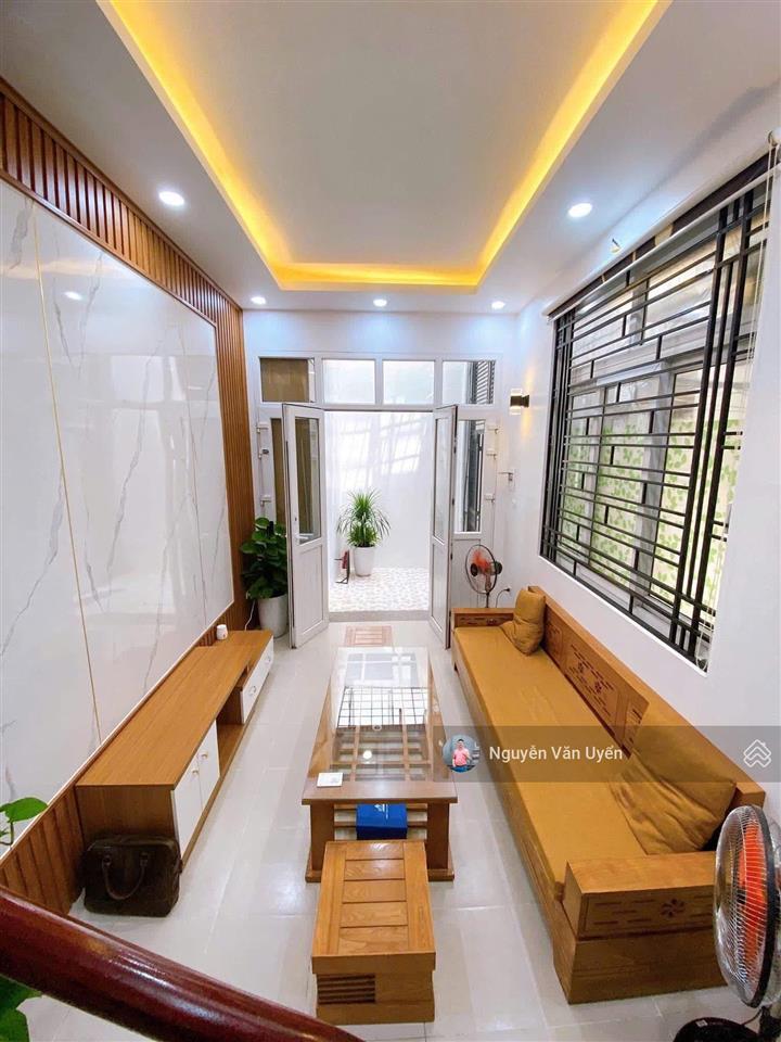 Lô góc cầu giấy, ngõ thông 3 gác tránh, 20m ra phố, gần hồ, dân xây, ko qh, dt ~30tr/th, 42m2*5t