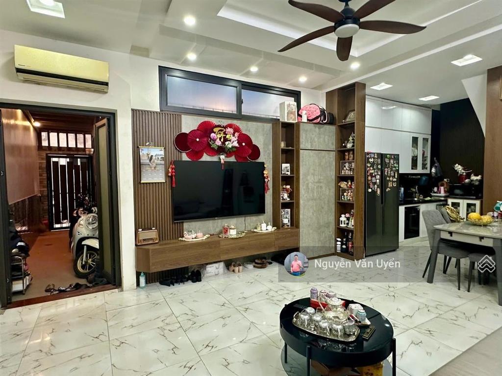 Bán nhà đẹp phố xuân thủy cầu giấy ô tô đỗ cửa mặt ngõ kinh doanh 42m x 5 tầng chỉ 8,9 t