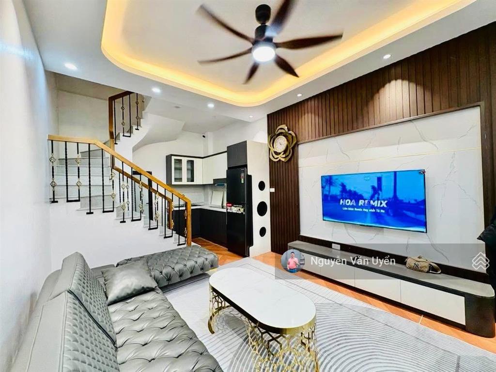 Lô góc hoàng quốc việt, 2 thoáng, 15m ra ô tô, ngõ thông, sổ đẹp, dân xây, mới tặng nt, 39m2*5t