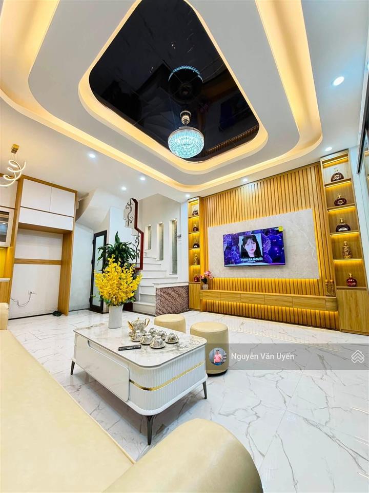 Mặt ngõ võ chí công, ngõ thông ô tô tránh, 20m ra phố, mới đập hộp, sân xe, sổ cc, không qh, 40m2