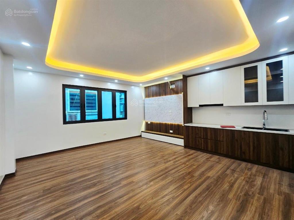 Bán nhà  hoàng quốc việt  cầu giấy. lô góc  56m2 x 4 tầng, giá chỉ 8,8 tỷ. ngõ rộng thoáng