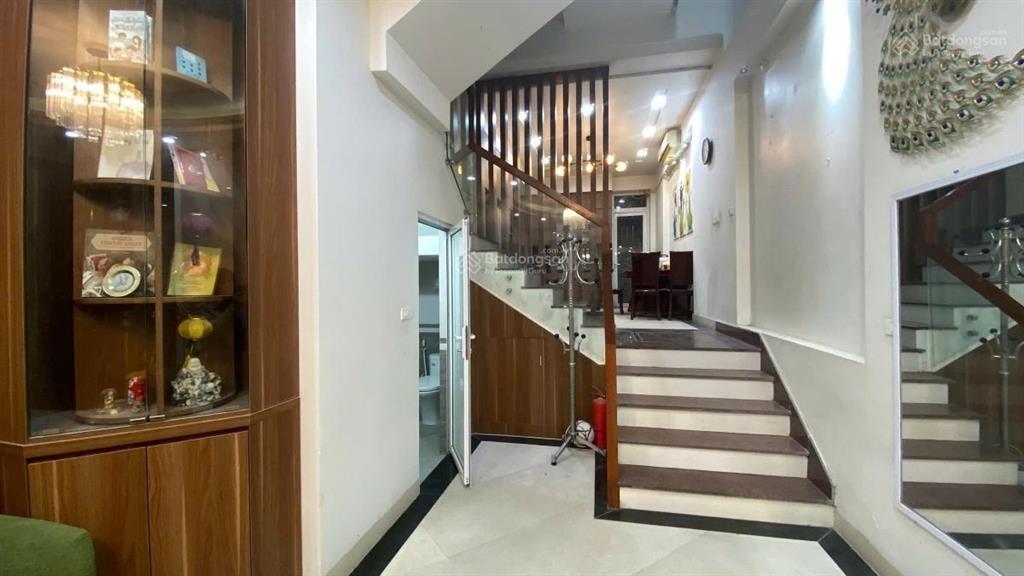 Bán nhà  hoàng quốc việt  cầu giấy. lô góc  2 thoáng  52m2 x 4.5 tầng, giá chỉ 8,6 tỷ. gần ô tô