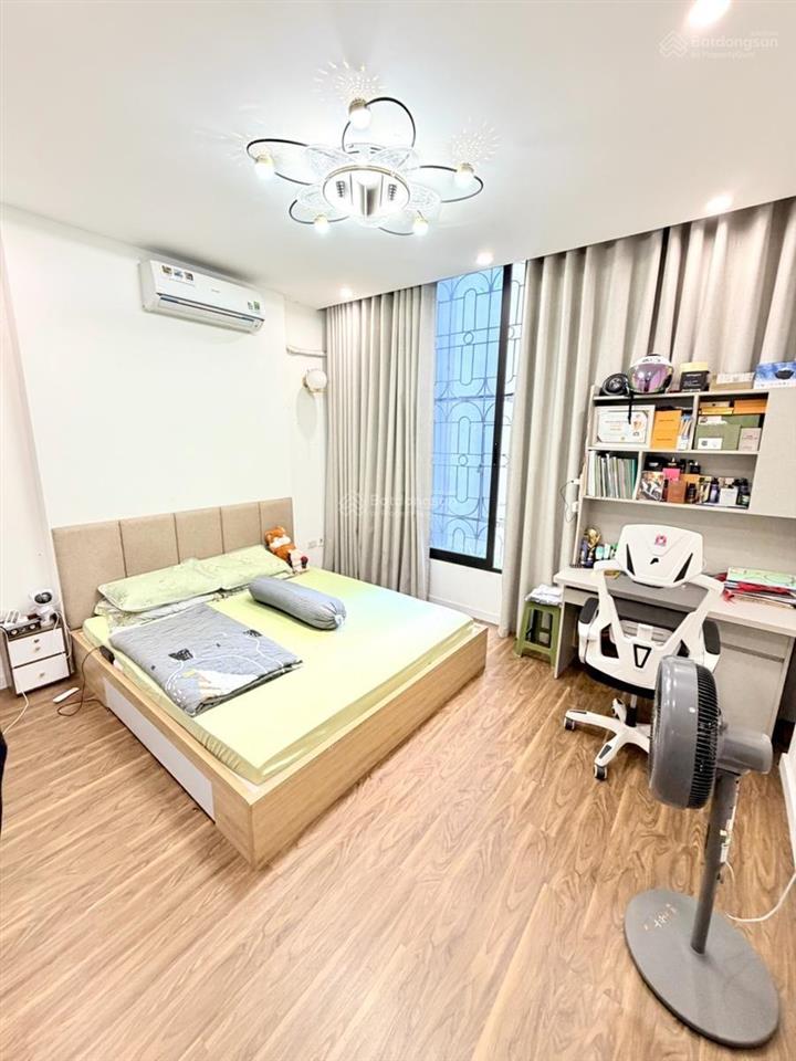 Bán nhà trung tâm phố cầu giấy, 42m2 x 6 tầng, giá cực hời, ngõ rộng, gần ô tô tránh, 7,6 tỷ.