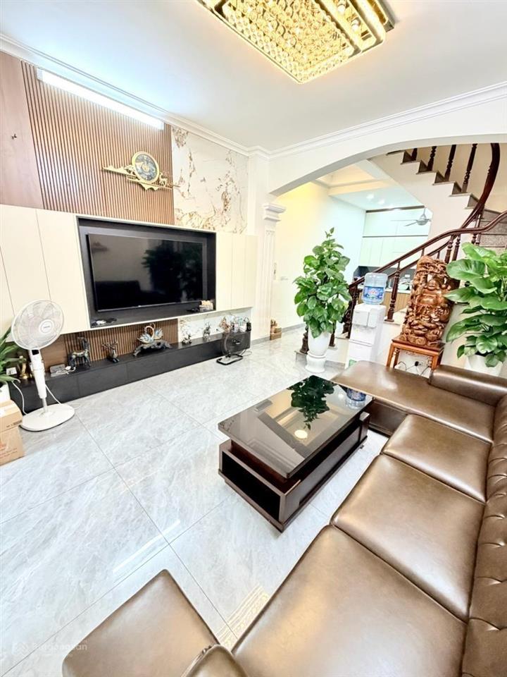 Bán nhà trung tâm phố cầu giấy, 42m2 x 6 tầng, giá cực hời, ngõ rộng, gần ô tô tránh, 7,6 tỷ.