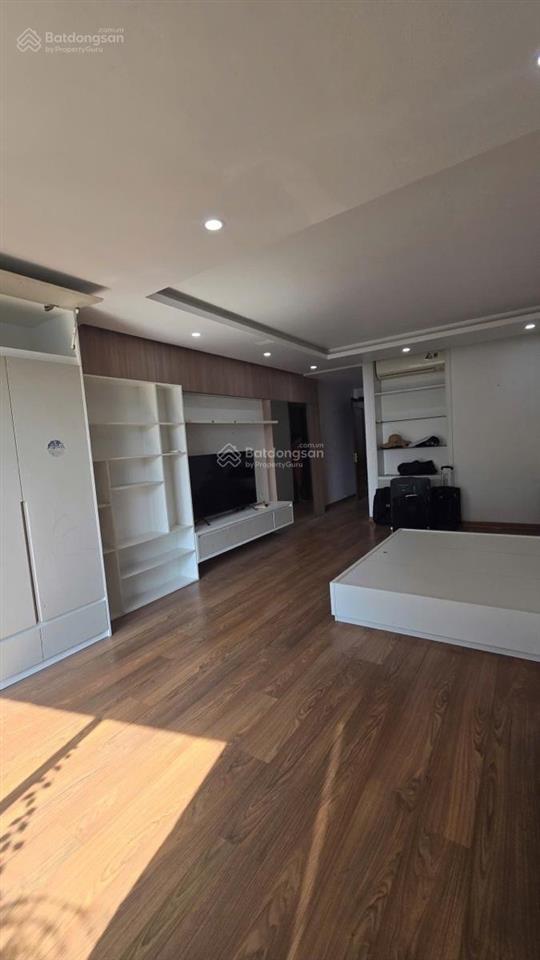 Bán nhà trần thái tông  cầu giấy. 42m2 x 5 tầng, giá đầu tư, giá 7,6 tỷ. ngõ rộng, 20m ra ô tô
