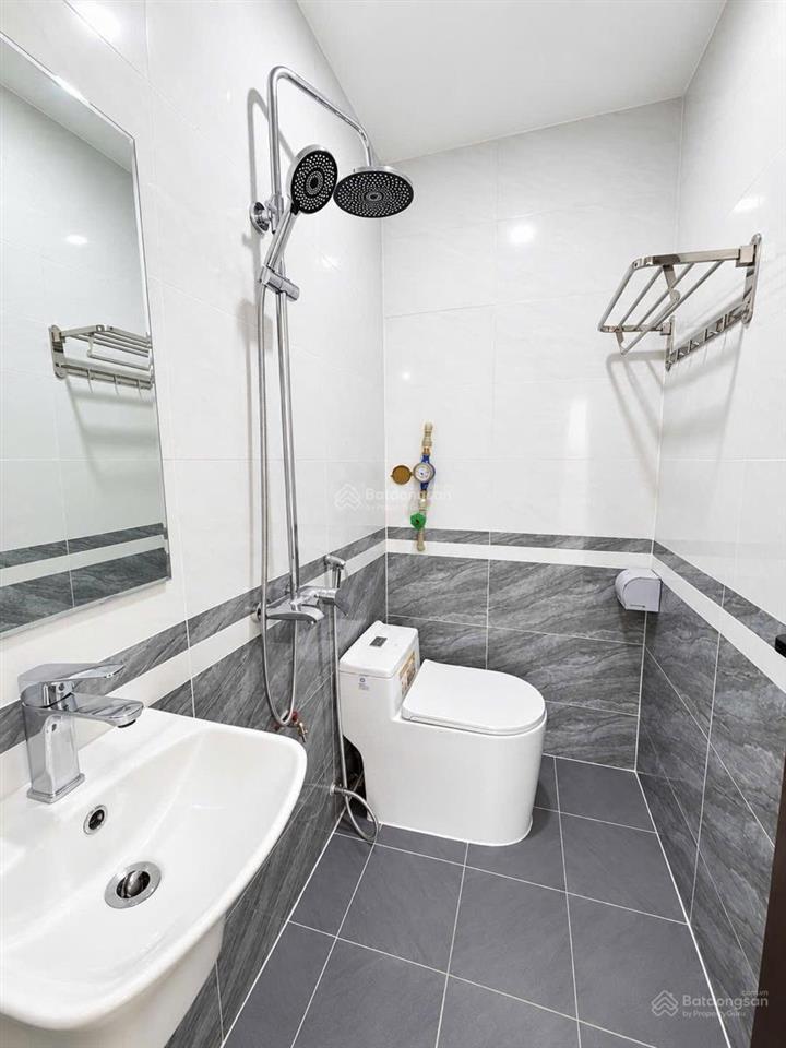 Bán nhà trung tâm cầu giấy  43 m2 x 6tâng. ô chờ thang máy nhà mới đẹp, full nội thất,gần ô tô