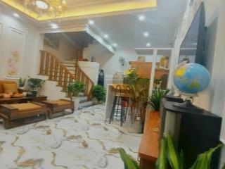 Bán nhà trung tâm cầu giấy  43 m2 x 6tâng. ô chờ thang máy nhà mới đẹp, full nội thất,gần ô tô