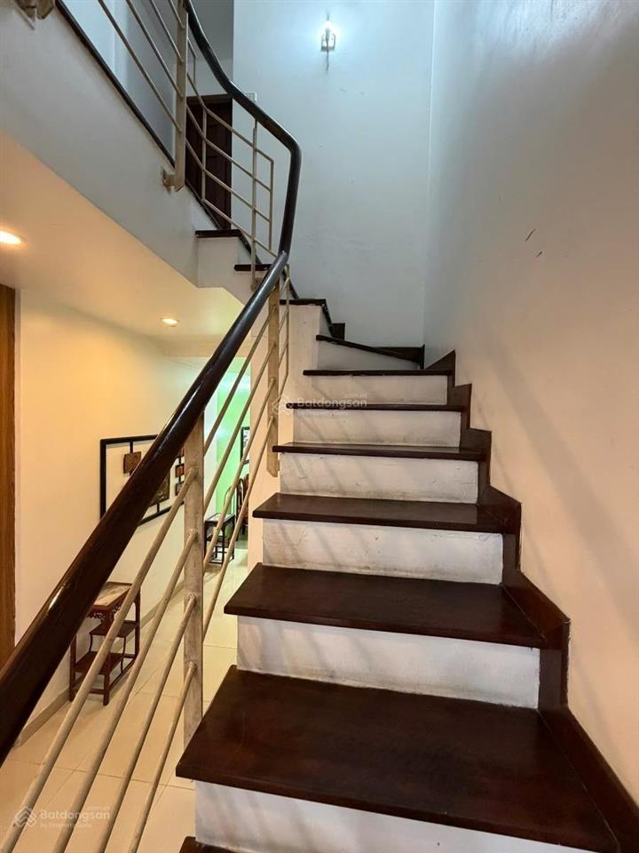 Bán nhàhoa bằng cầu giấy, mặt ngõ kd, ô tô chạy qua 39m2 x 5 tầng, 20m ra ô tô tránh, kd đỉnh.