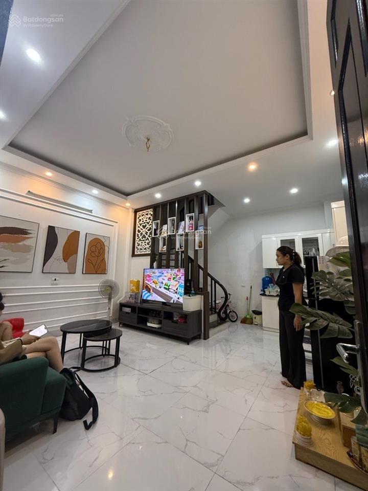 Bán nhà nguyễn khang, trung tâm cầu giấy, 42m2 x 5 tầng. nhà mới đẹp, full nội thất, gần ô tô.