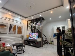 Bán nhà nguyễn khang, trung tâm cầu giấy, 42m2 x 5 tầng. nhà mới đẹp, full nội thất, gần ô tô.