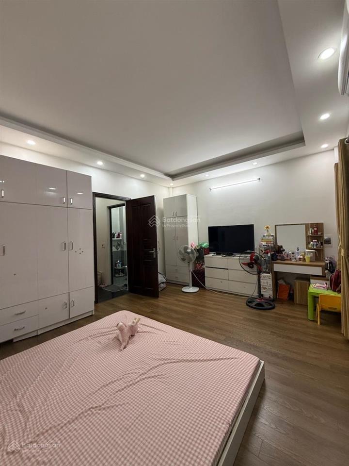 Bán nhà nguyễn khang, trung tâm cầu giấy, 42m2 x 5 tầng. nhà mới đẹp, full nội thất, gần ô tô.