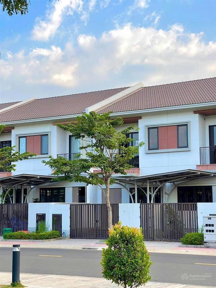 Bán gấp nhà phố sun casa central 5x20 đã có sổ hồng giá 2.9 tỷ.  0918 681 ***  quỳnh trân