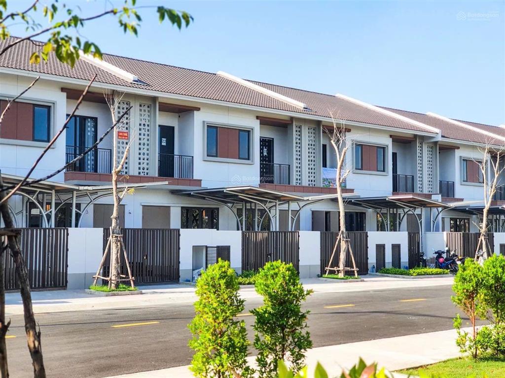 Bán gấp nhà phố sun casa central 5x20 đã có sổ hồng giá 2.9 tỷ.  0918 681 ***  quỳnh trân
