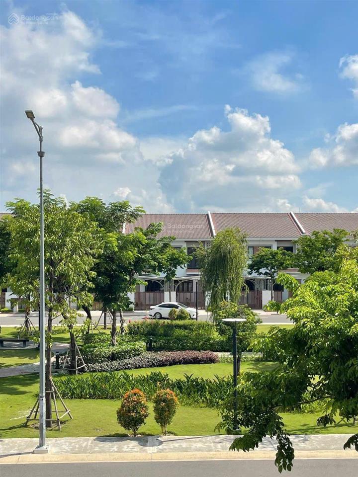 Bán gấp nhà phố sun casa central 5x20 đã có sổ hồng giá 2.9 tỷ.  0918 681 ***  quỳnh trân