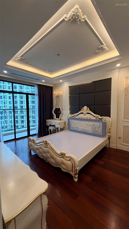 Chính chủ bán căn hộ vin royal city, 3pn, 138.3m2, view công viên & bể bơi  full nội thất đẳng cấp