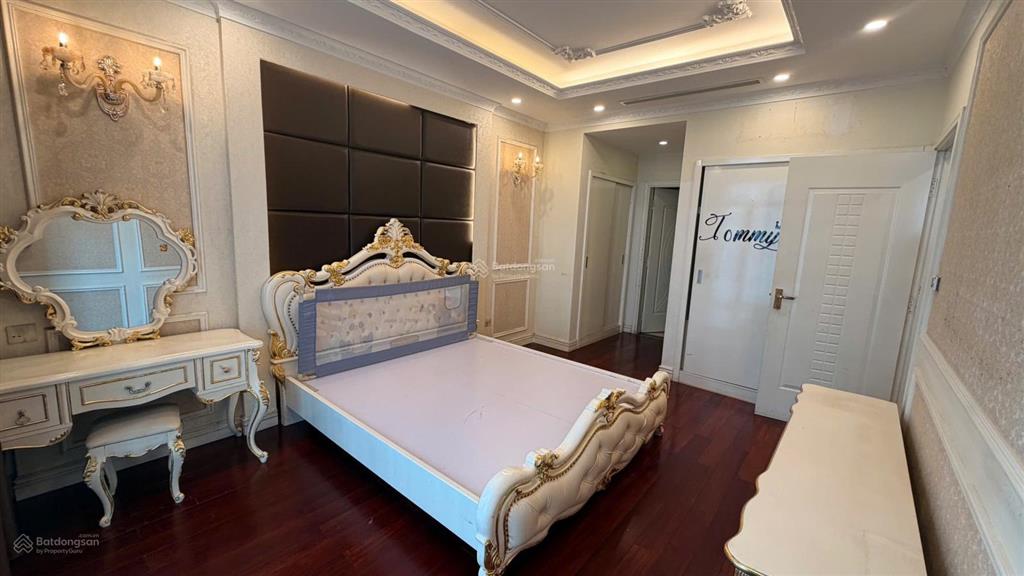 Chính chủ bán căn hộ vin royal city, 3pn, 138.3m2, view công viên & bể bơi  full nội thất đẳng cấp