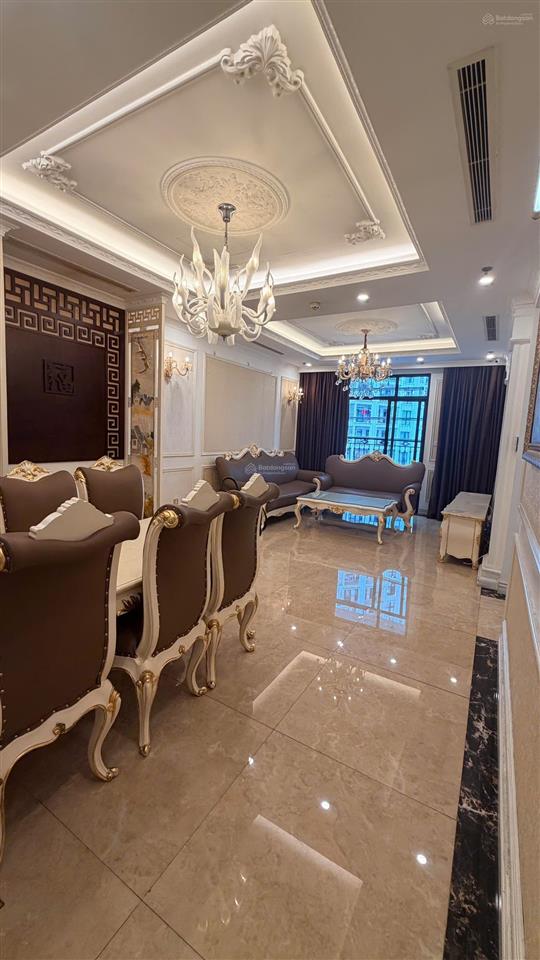 Chính chủ bán căn hộ vin royal city, 3pn, 138.3m2, view công viên & bể bơi  full nội thất đẳng cấp