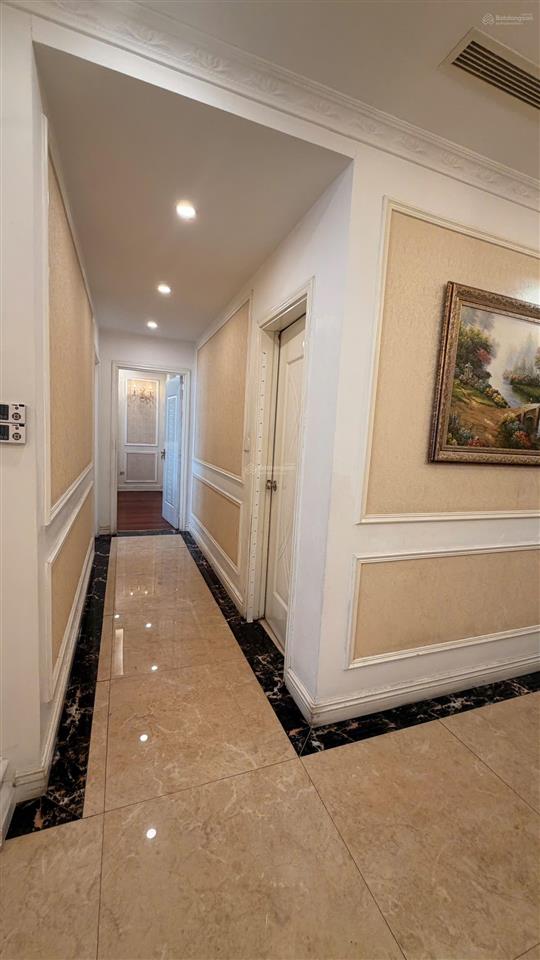 Chính chủ bán căn hộ vin royal city, 3pn, 138.3m2, view công viên & bể bơi  full nội thất đẳng cấp