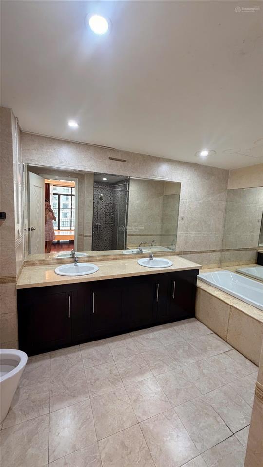 Chính chủ bán căn hộ vin royal city, 3pn, 138.3m2, view công viên & bể bơi  full nội thất đẳng cấp