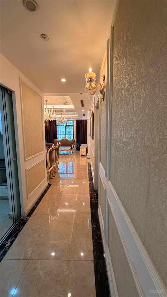 Chính chủ bán căn hộ vin royal city, 3pn, 138.3m2, view công viên & bể bơi  full nội thất đẳng cấp
