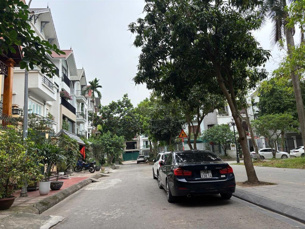 Chính chủ cho thuê biệt thự kđt sài đồng làm văn phòng, 4 tầng 340m² sàn, mặt vườn hoa chỉ 25 tr/th